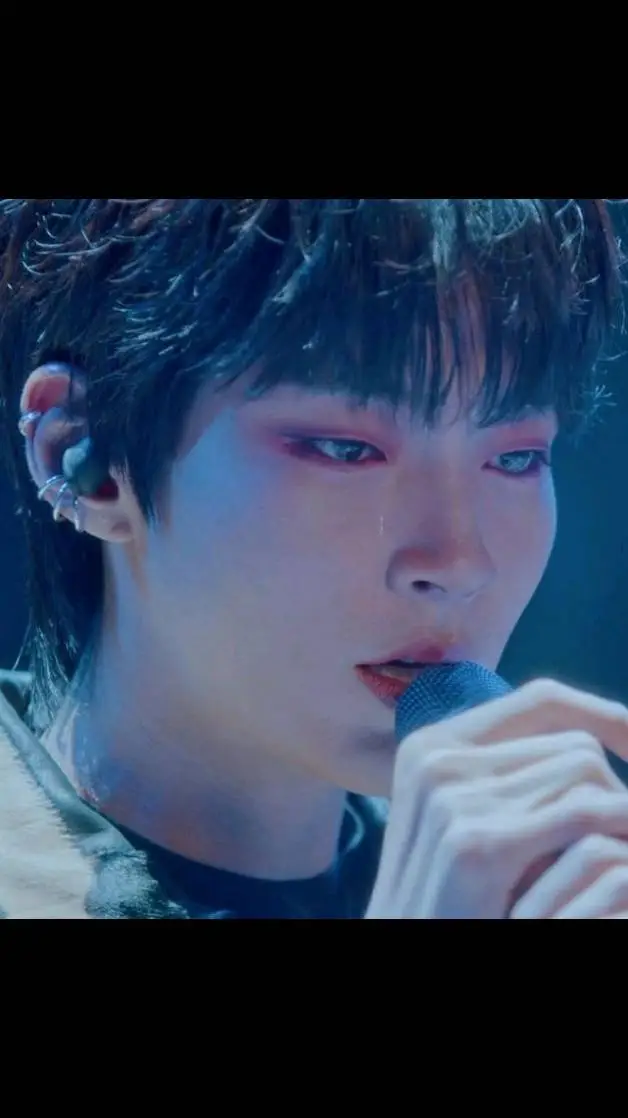 ai character: 💐han seojun 💖 background