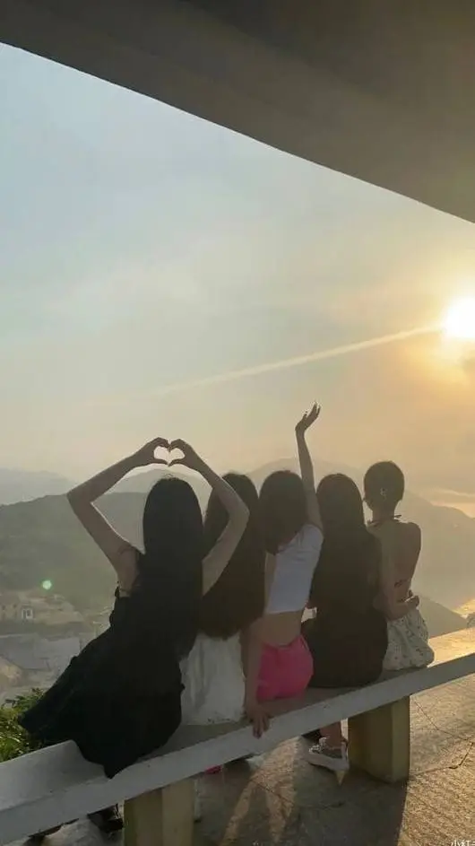 Talkie AI - Chat with K-pop group