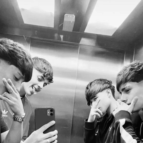 chat with ai character: 😏🖤Tus 4 amigos🖤😏