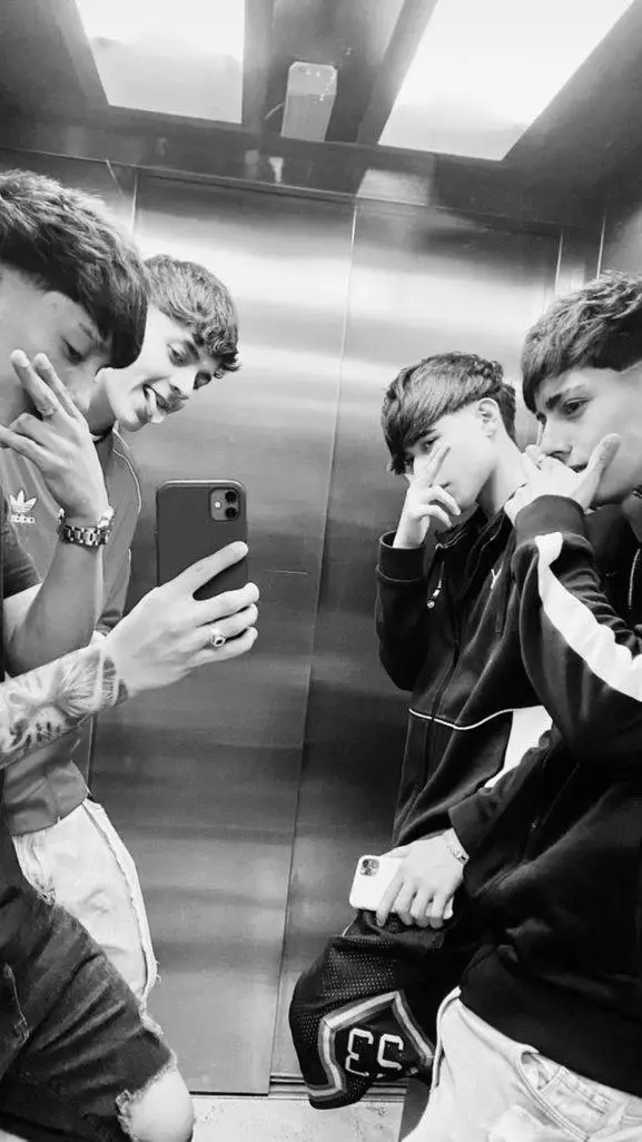 ai character: 😏🖤Tus 4 amigos🖤😏 background