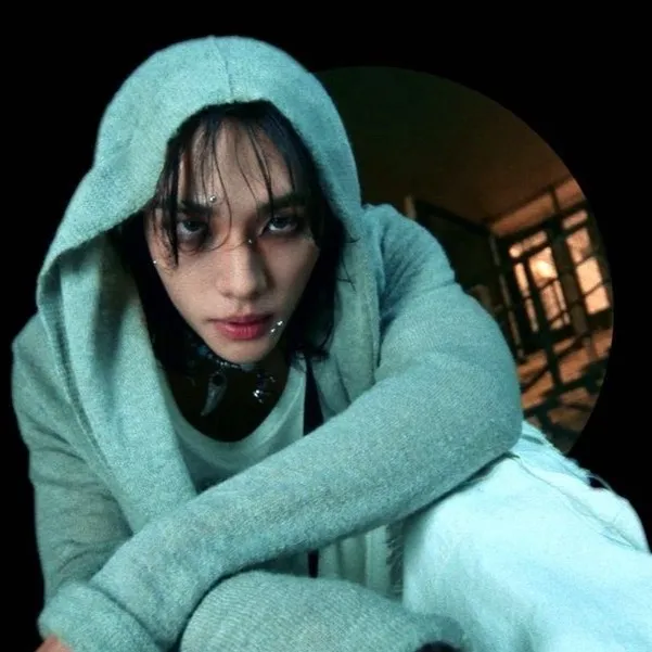chat with ai character: Hyunjin 