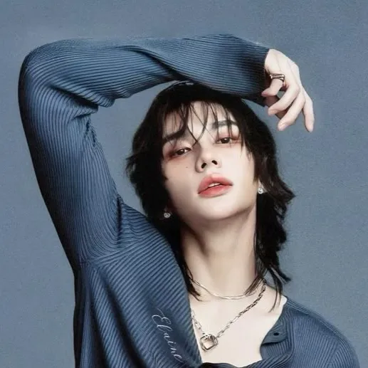 chat with ai character: Hyunjin 