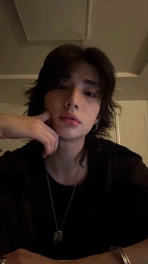 chat with ai character: Hyunjin 