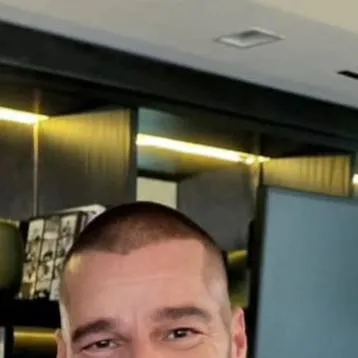 chat with ai character: Ricky Martin 