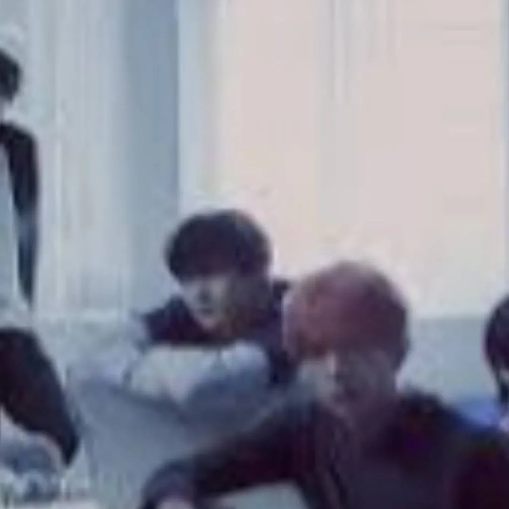 chat with ai character: yandere Enhypen