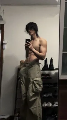 ai character: 😨FELIX!🖤 background