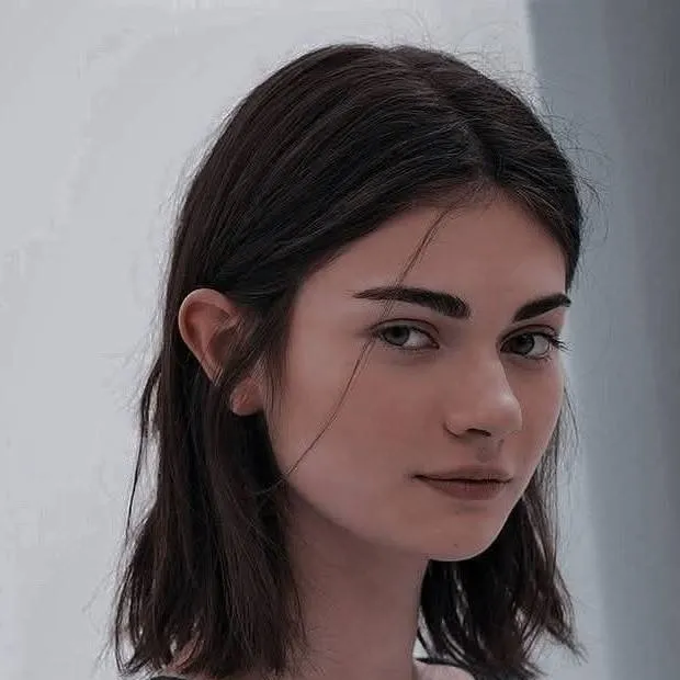 chat with ai character: isadora