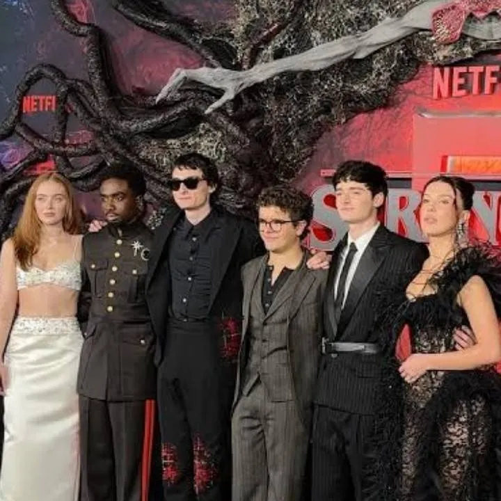 chat with ai character: St cast (SLEEPOVA)