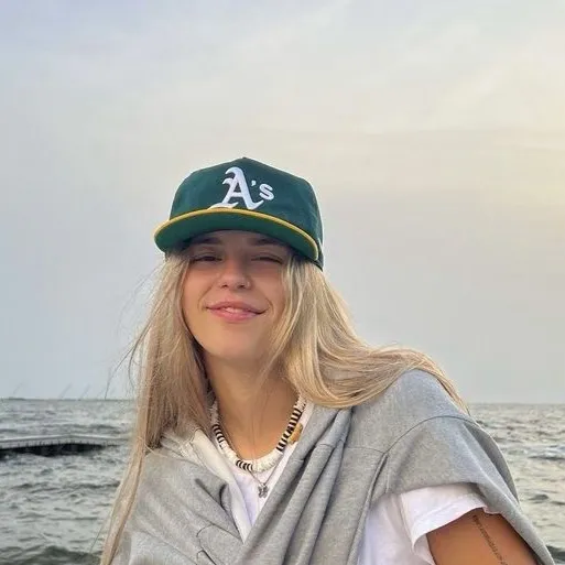 chat with ai character: Emily