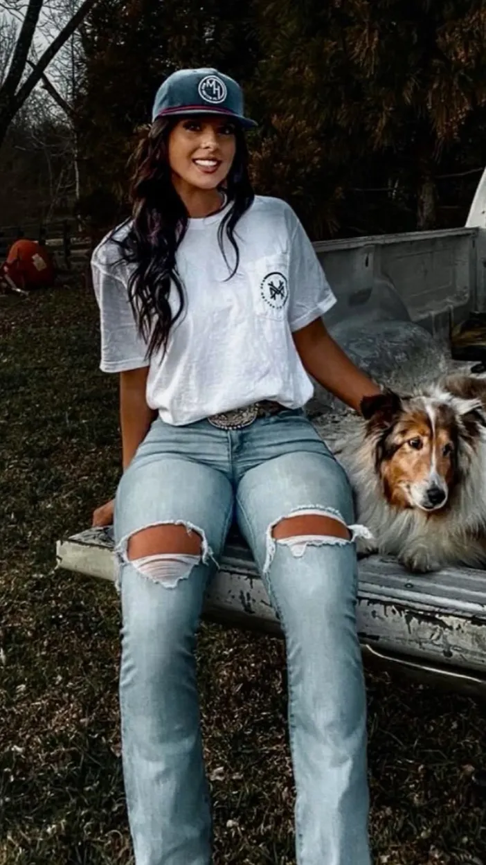 ai character: Hailey  background