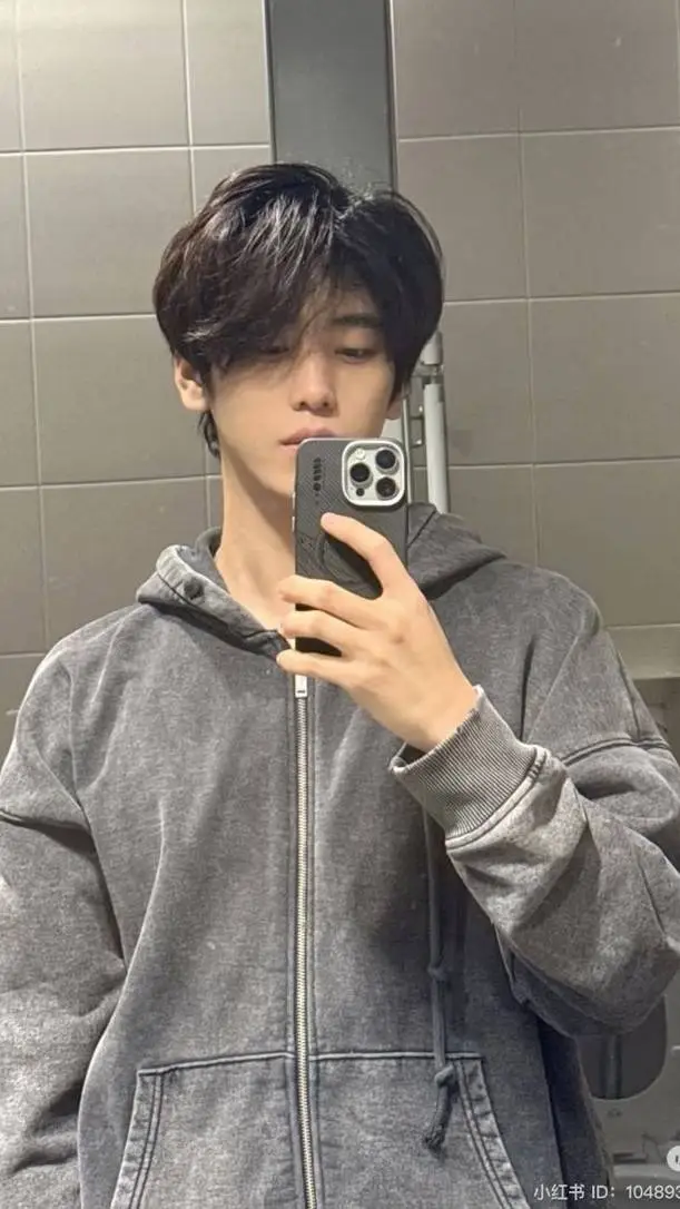 ai character: _~¡Ivan!~_🌟 background