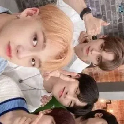 chat with ai character: Stray kids