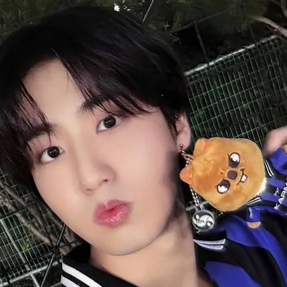 chat with ai character: 🎅𝑬𝘭 𝑴𝘶𝘦𝘳𝘥𝘢𝘨𝘰🎄!ೄྀ