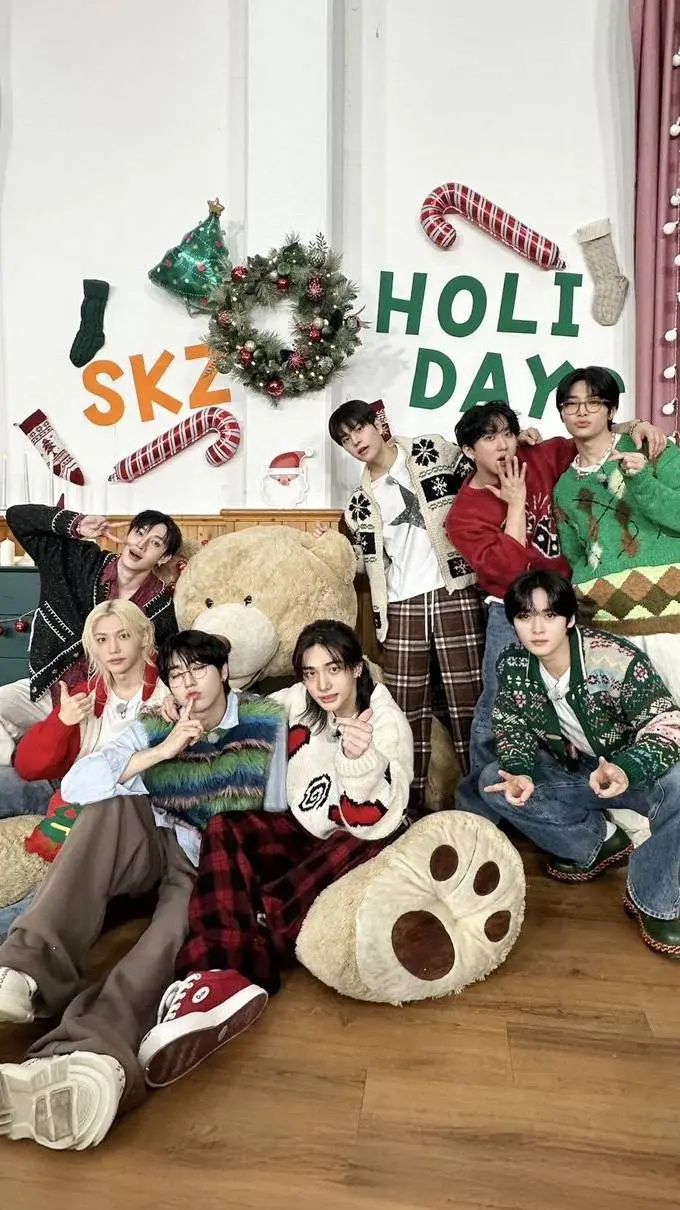 ai character: 🎅𝑵𝘢𝘷𝘪𝘥𝘢𝘥 𝑳𝘭𝘦𝘨𝘰́! 🎄 background