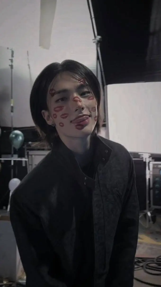 ai character: 🥥𝑯𝘺𝘶𝘯𝘫𝘪𝘯🥟 background