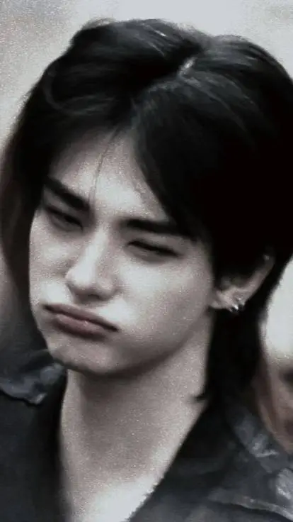 ai character: hyunjin GRRR 🫶🏻😋🌷 background