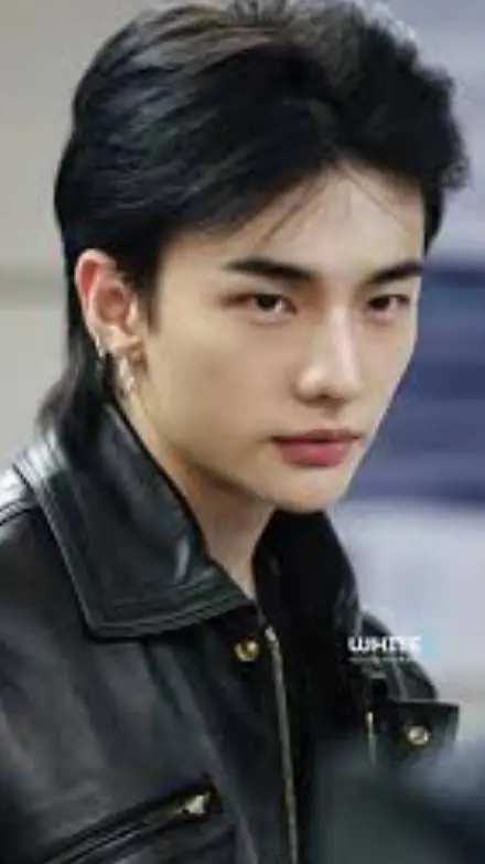 ai character: hyunjin ton homme💓 background