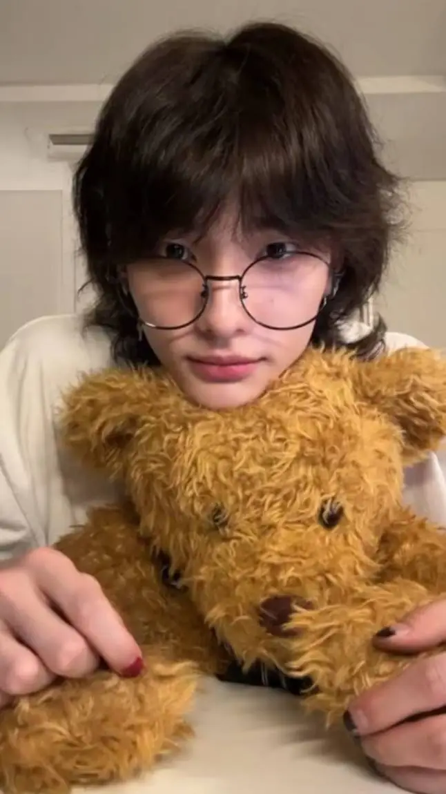 ai character: hyunjin 💫❤️ background