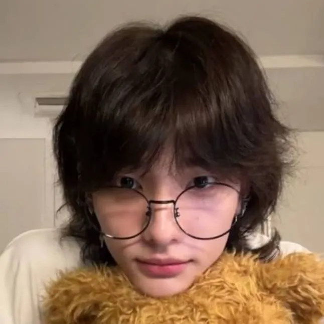 chat with ai character: hyunjin 💫❤️