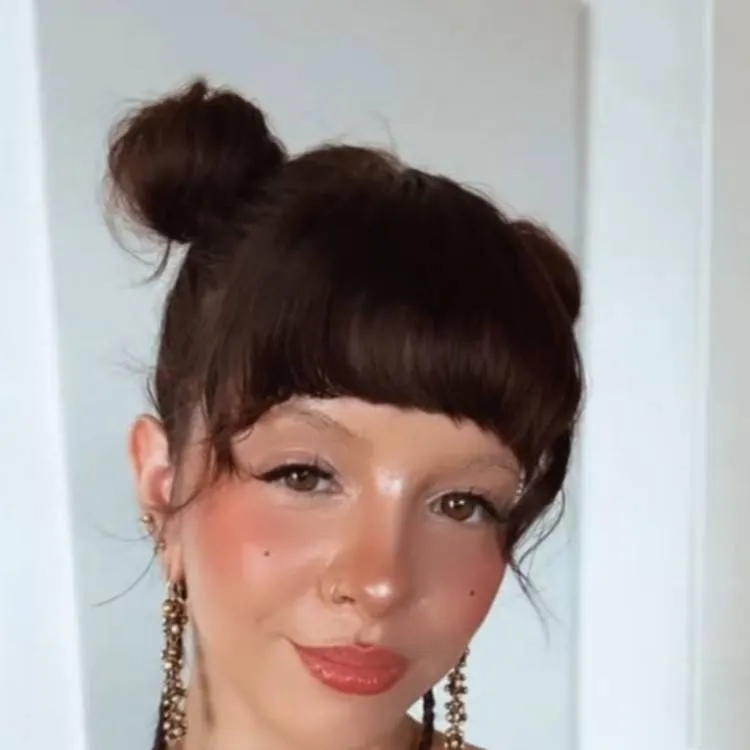 chat with ai character: Melanie Martinez 