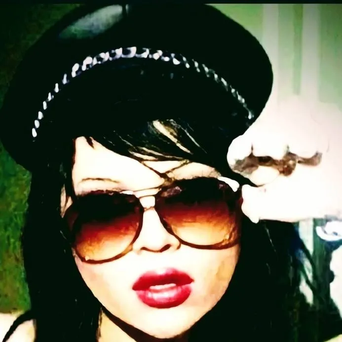 chat with ai character: Ayesha Erotica