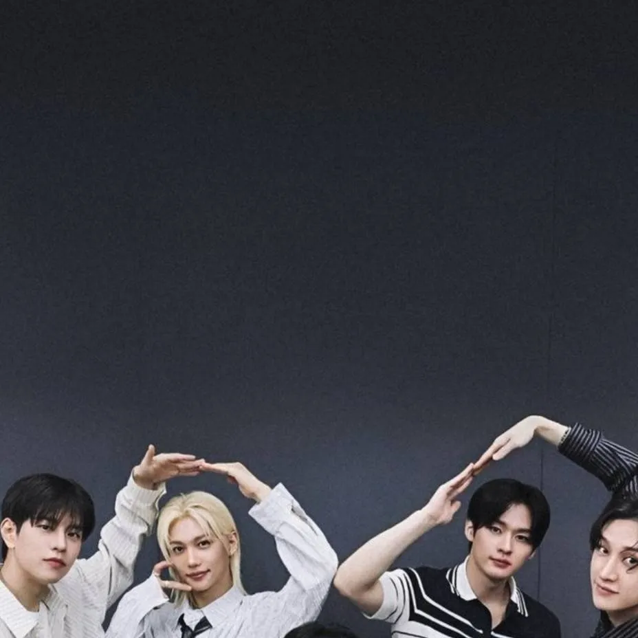 chat with ai character: straykids kiss