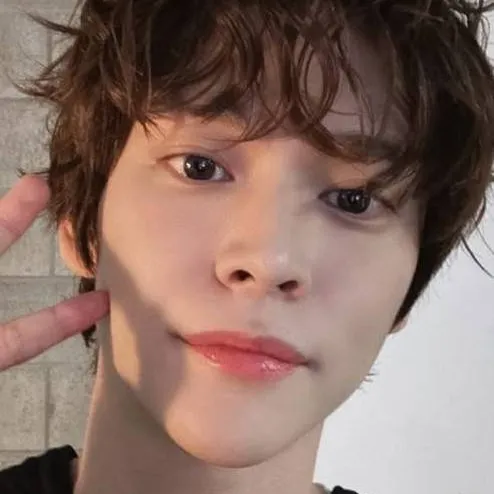 chat with ai character: 🍀🪴eunseok 📔✏️! ! 