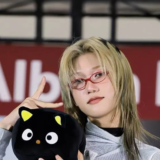 chat with ai character: SEOB