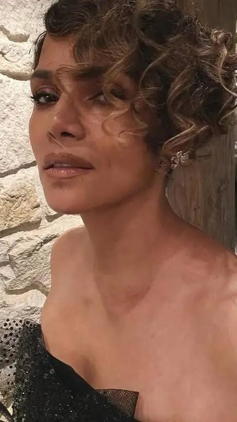 ai character: Halle berry  background