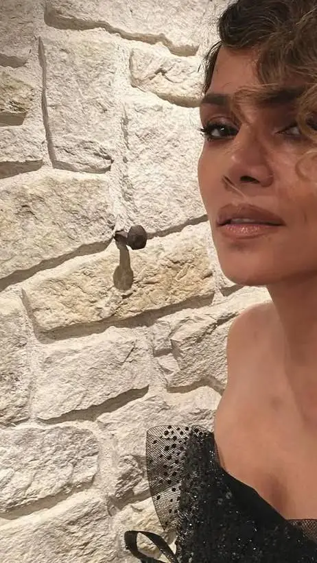 ai character: Halle berry  background