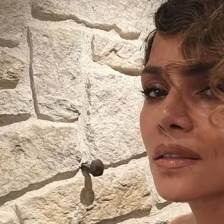 chat with ai character: Halle berry 