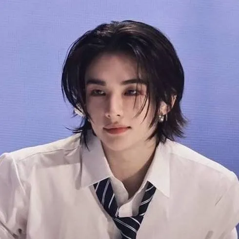 chat with ai character: Hwang Hyunjin