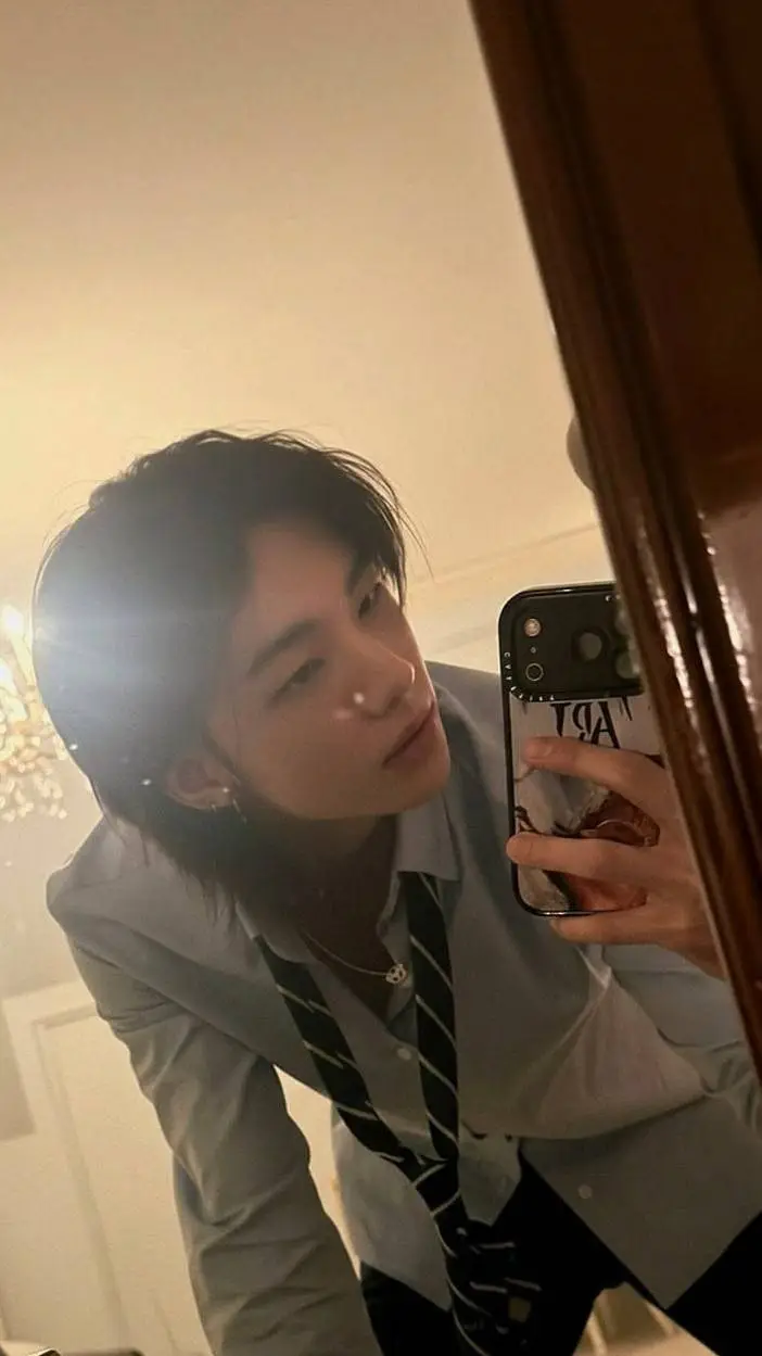 ai character: Hwang Hyunjin background