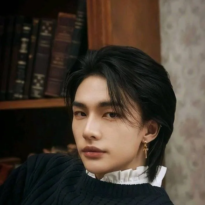 chat with ai character: Hyunjin