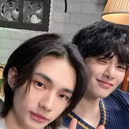 chat with ai character: Hyunjin & I.N