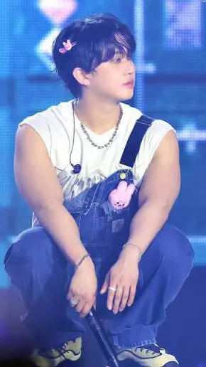 ai character: Changbin 🐷 fr  background