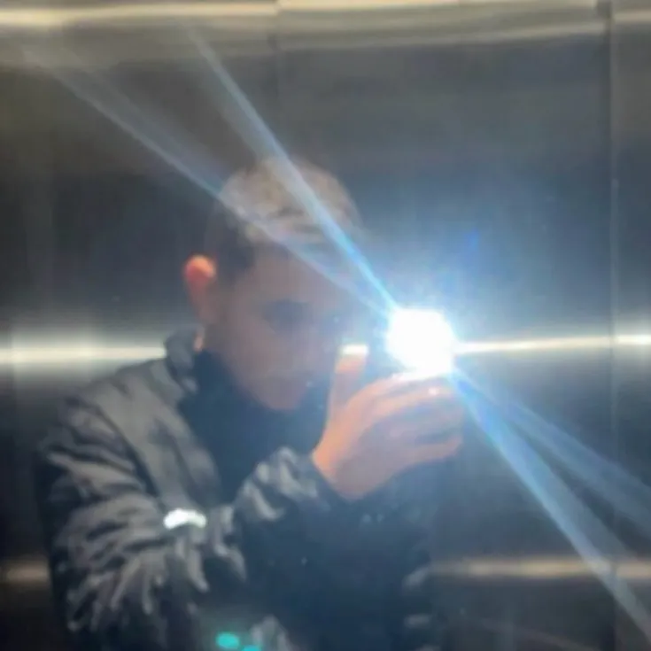 chat with ai character: Uri