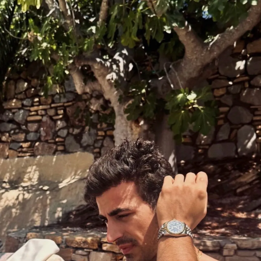 chat with ai character: Itch