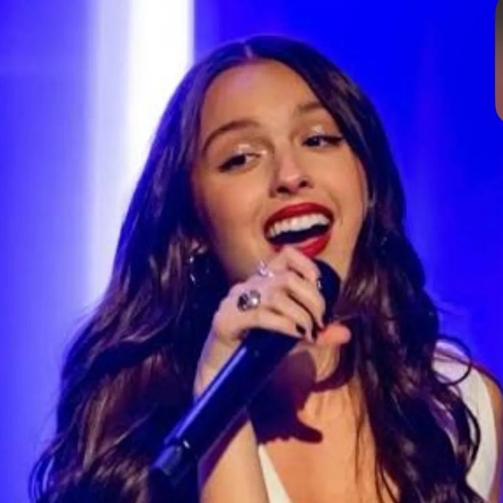 chat with ai character: Olivia Rodrigo 