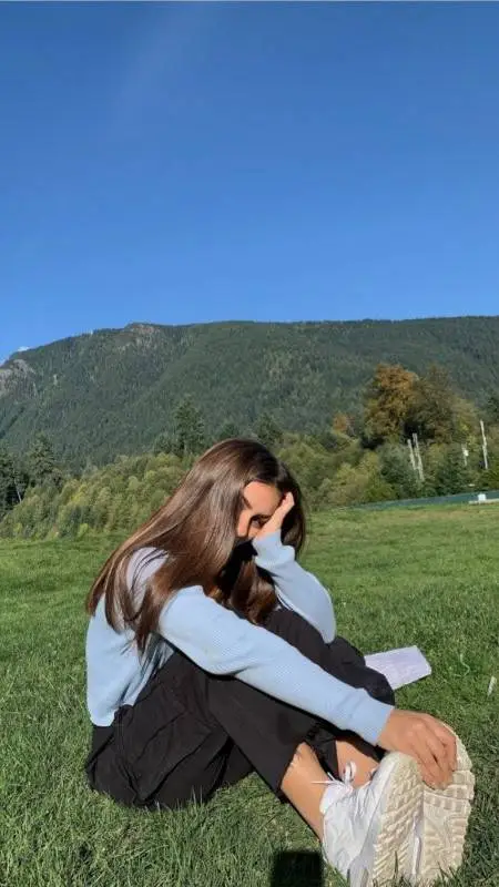 ai character: Ludovica  background