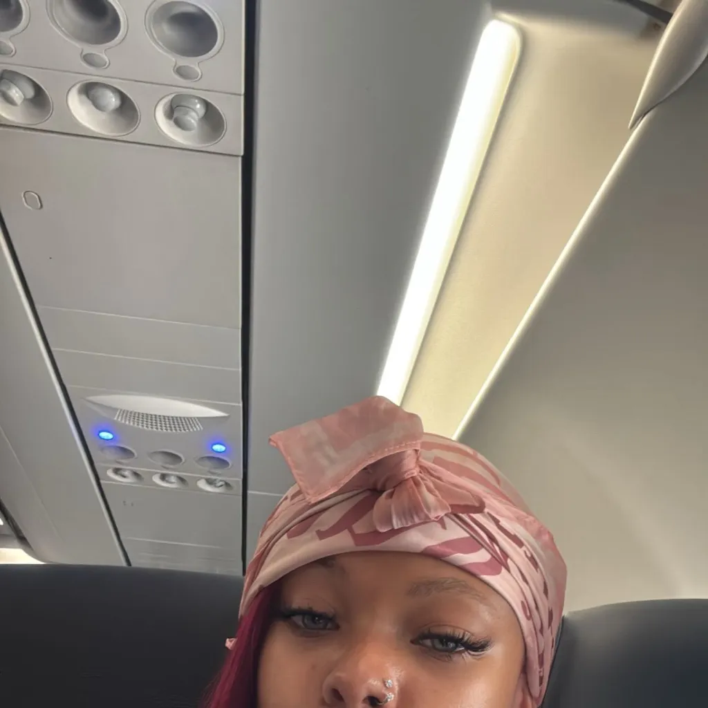 chat with ai character: ￼￼Leah 