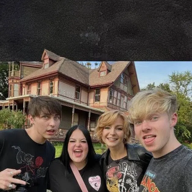 chat with ai character: Sam and Colby 