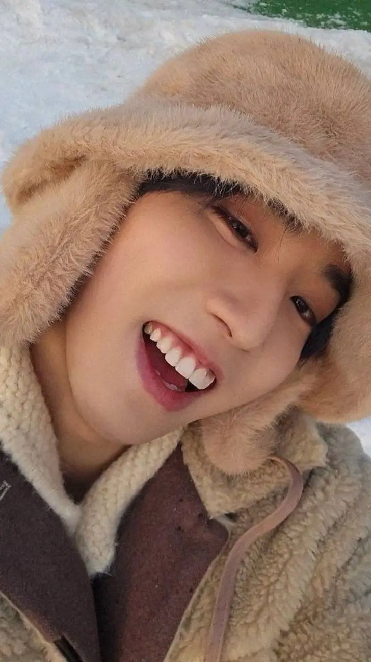 ai character: HAN~🦫 background