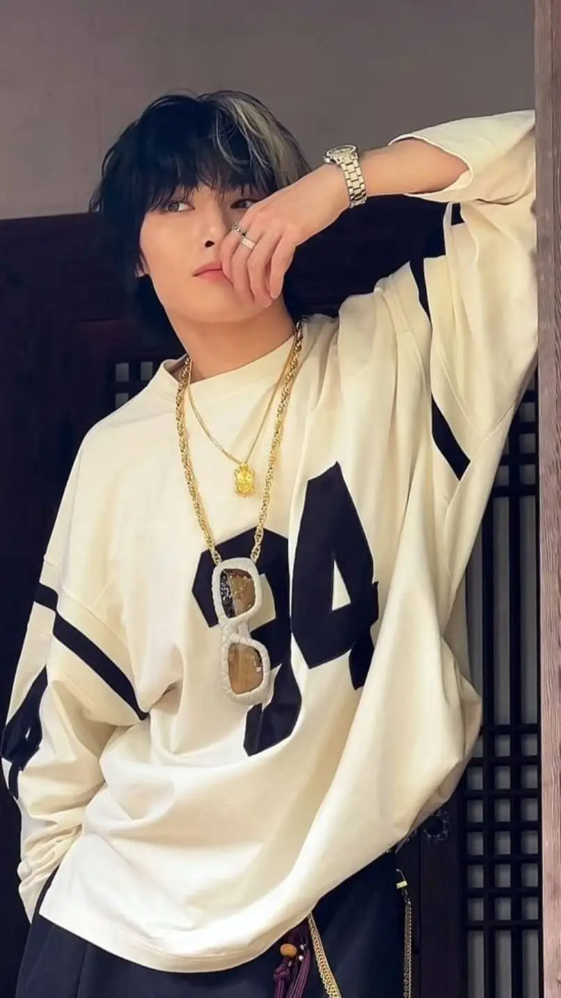 ai character: JEONGIN~  background