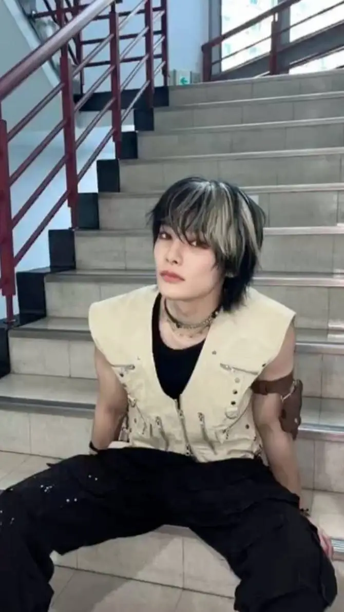 ai character: JEONGIN~ background