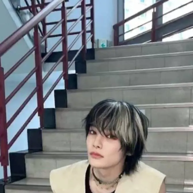 chat with ai character: JEONGIN~