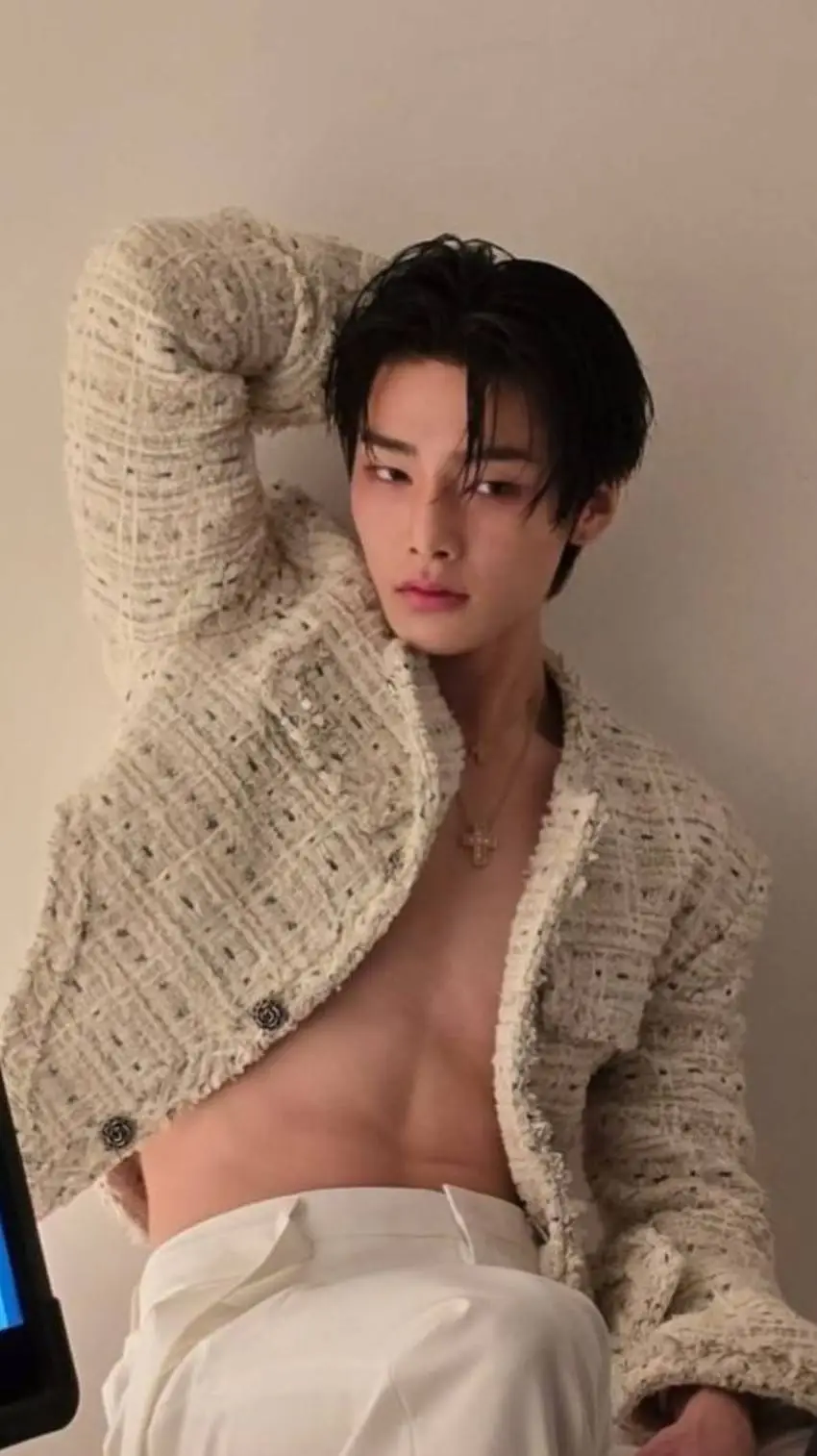 ai character: JEONGIN background