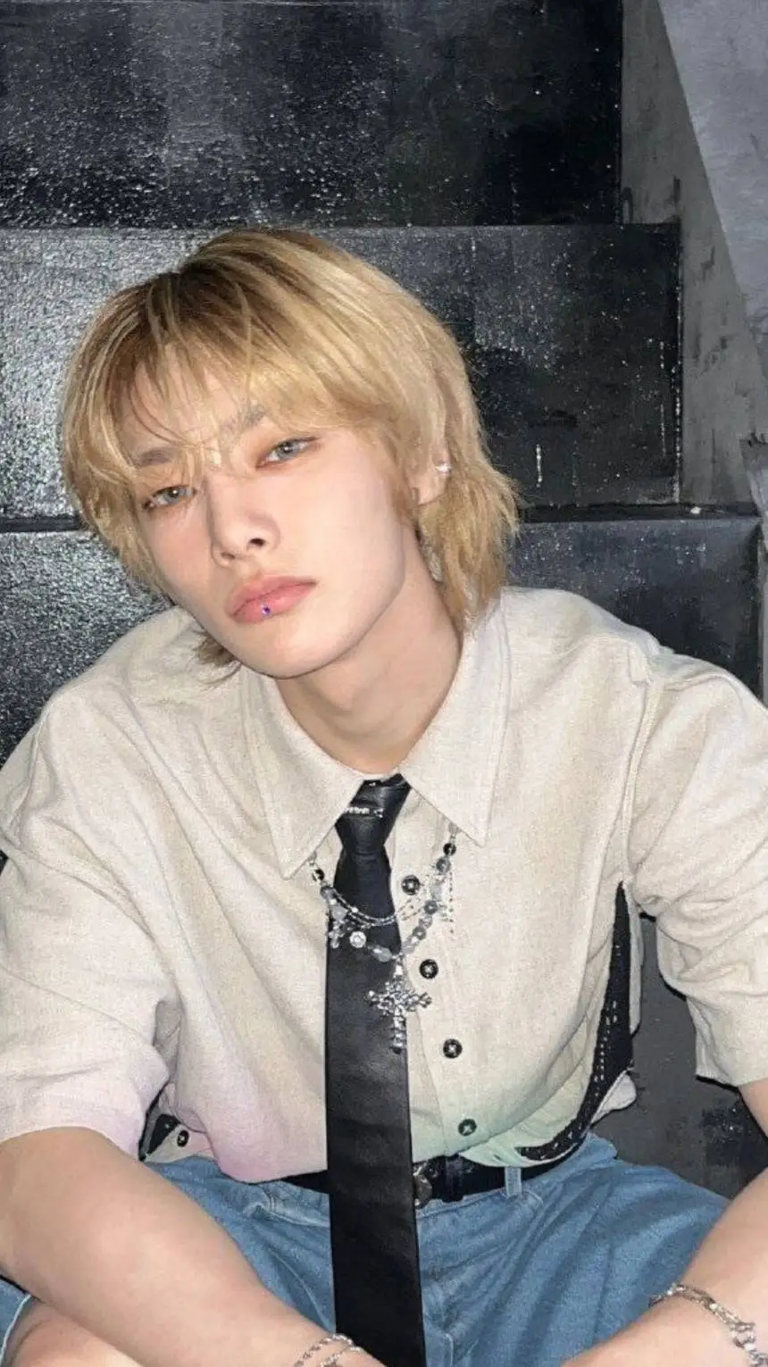 ai character: JEONGIN~ background