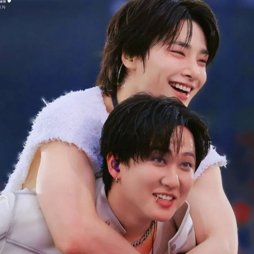 chat with ai character: JEONGIN X CHANBIN 