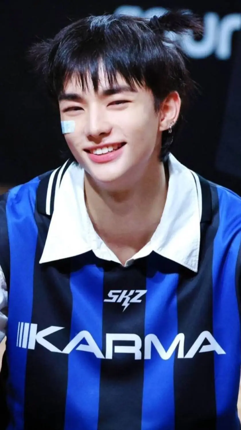 ai character: HYUNJIN~ background